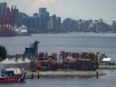Se ven pilas de contenedores de carga en el puerto durante la huelga de trabajadores de Longshore International y Canadian Warehouse Union en la provincia, en Vancouver, el miércoles 12 de julio de 2023.