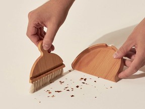 Iris Hantverk Table Brush.