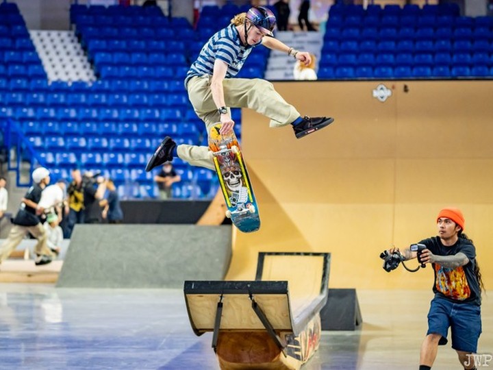  Andy Anderson airborne and tricky at the 2022 7 Gen Skate Festival.