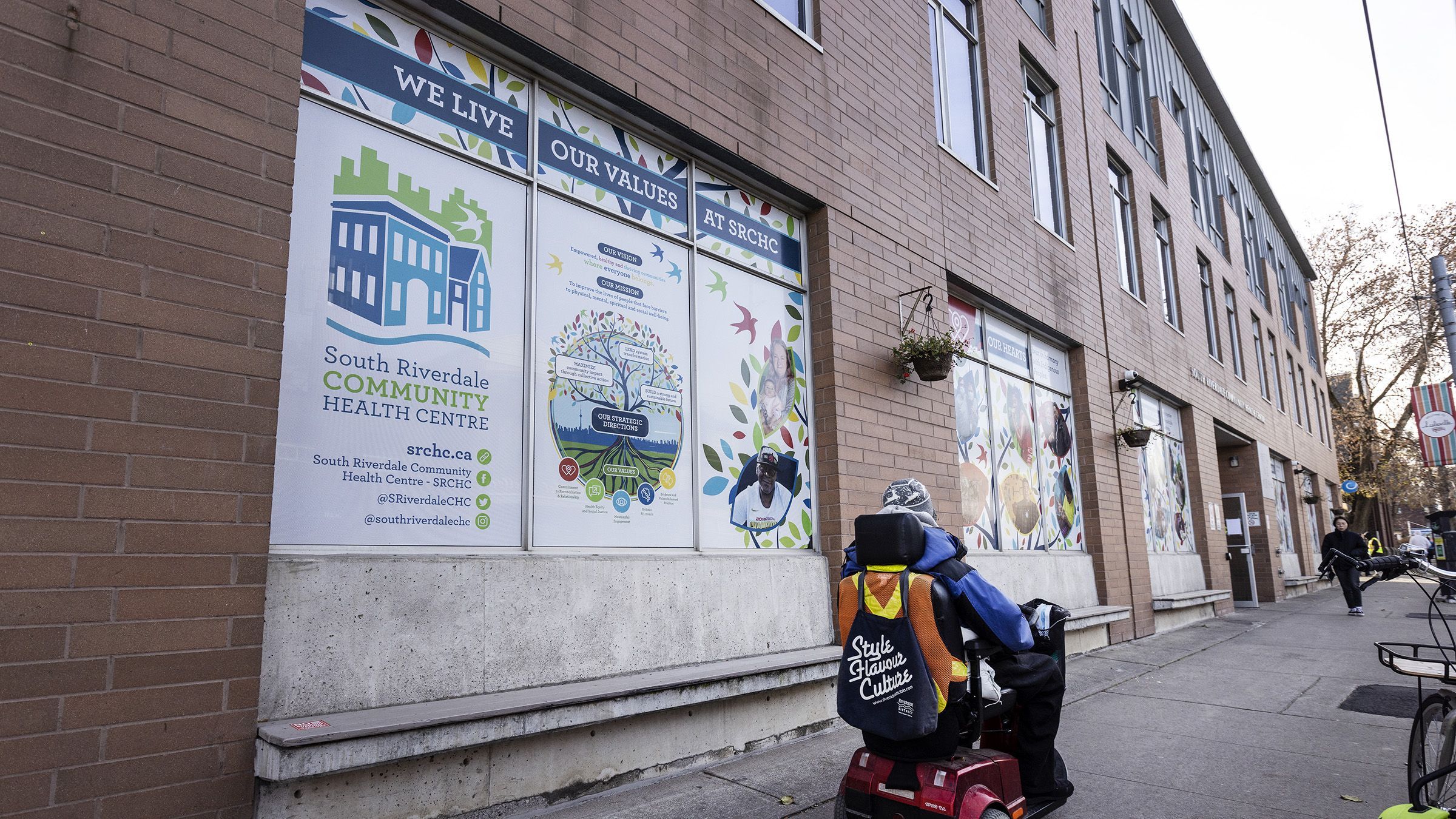 À l’extérieur du bâtiment du Centre de santé communautaire South Riverdale à Toronto.