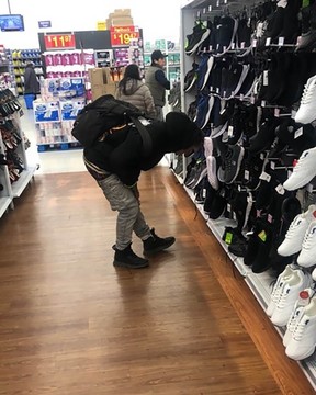 La police de la Colombie-Britannique arrête des centaines de personnes dans le cadre d'une répression contre des voleurs à l'étalage violents 2 Code-barres du projet