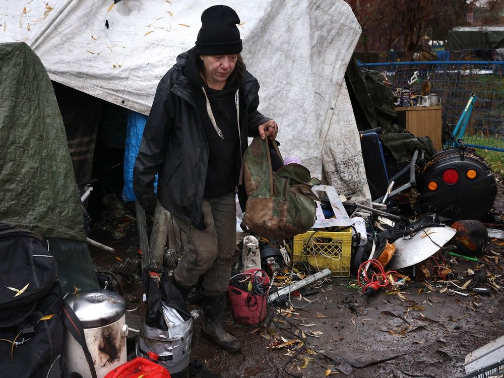 无家可归者反抗寒冷、暴风雨和火灾，为求生而战