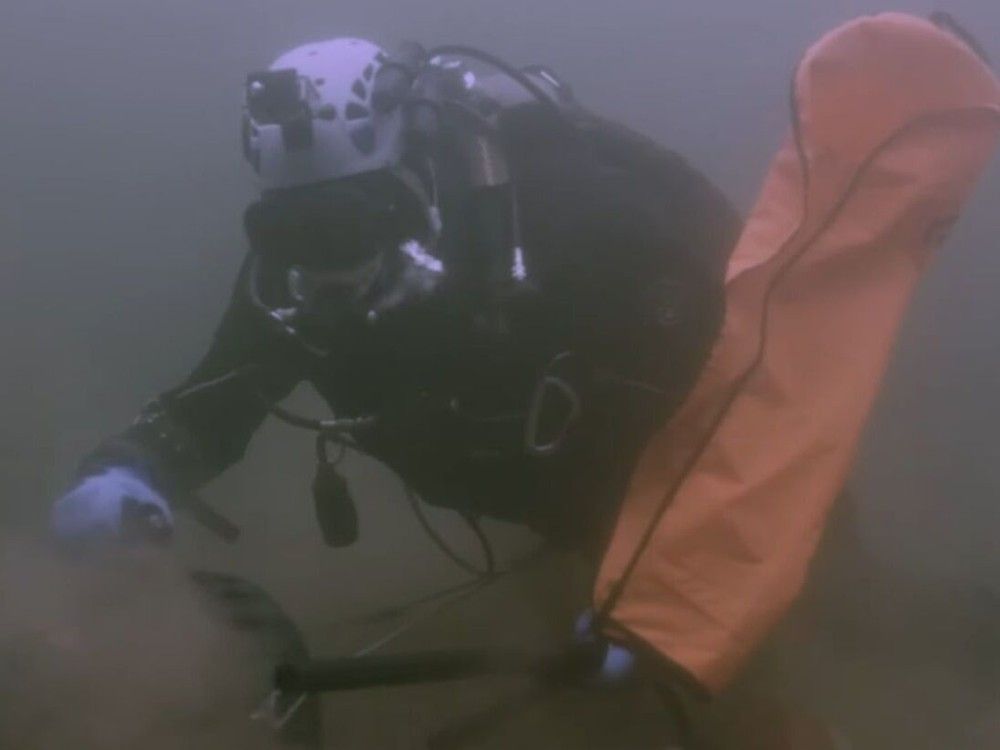 志愿潜水员清理萨萨马特湖中144磅的垃圾
