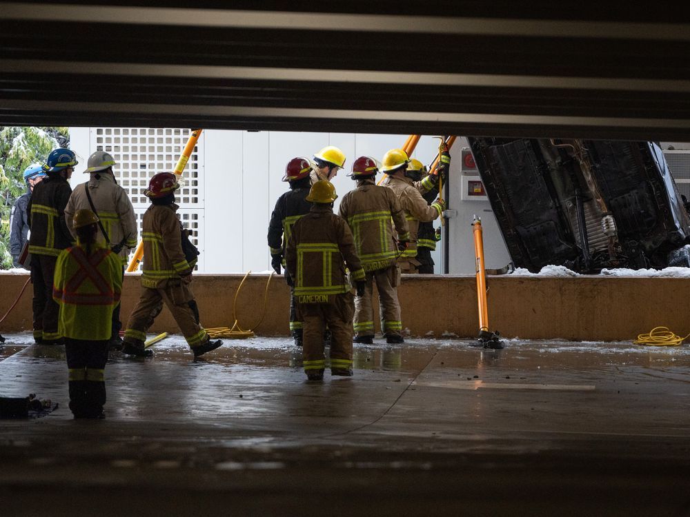 在UBC的二层停车场，汽车冲破墙壁坠落