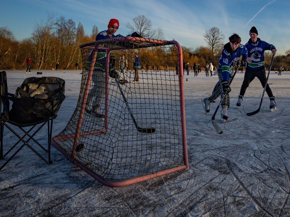 冰球迷们在不寻常的低温天气中抓住难得的机会，畅享冰上快感