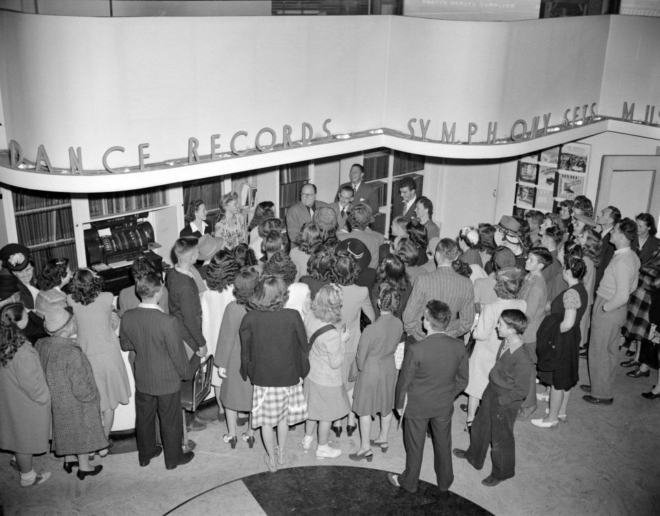 1949年历史上的这一周：凯利唱片以一个酷炫的广告活动展现艺术感