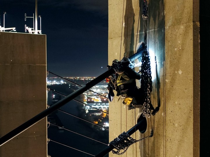  To prepare for winter storms, rope access technicians release chain collars from the top of bridge cables – manually by rope access on the Alex Fraser Bridge, and remotely on the Port Mann Bridge. When it’s time to reload, the technicians manually detach the collars from the cables, move them to the towers, and hoist them back up using crane-like devices mounted on the bridge towers.