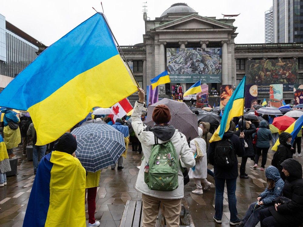 照片：温哥华乌克兰支持者纪念俄罗斯入侵两周年时的沉重情绪