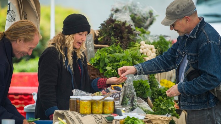 B.C. farmers markets see shoppers, sales grow amid price inflation