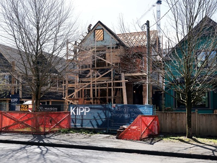  The reconstruction of an 1895 house at 320 Union St. in Vancouver to bring it up to modern building codes means the house was basically rebuilt. But it will look like an old building when it’s finished.