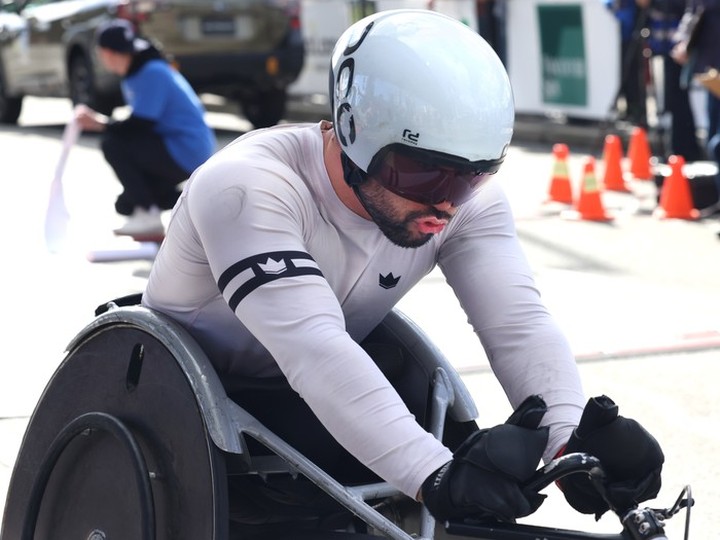  Leo Sammarelli, the first wheelchair competitor to cross finish line with a time of 31:08 at the 2024 Vancouver Sun Run in Vancouver, B.C., on April 21, 2024.(NICK PROCAYLO/PNG)