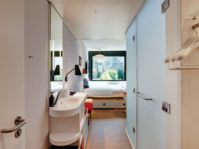 Las 264 habitaciones son iguales, aunque compactas irradian un elegante diseño holandés.