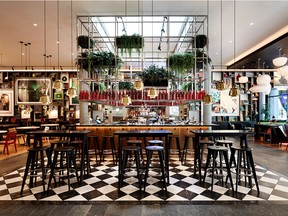 El restaurante del hotel, abierto las 24 horas, los 7 días de la semana, CitizenM, sirve a los huéspedes un excelente desayuno y es un excelente lugar para reunirse para tomar una copa durante la hora feliz.