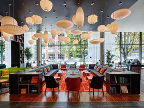 Las habitaciones pueden ser pequeñas, pero el vestíbulo de CitizenM ciertamente no lo es.