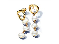 Pearl earrings from the Pandora Essence collection.