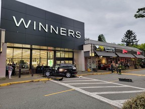 Un accident impliquant deux véhicules laisse la voiture coincée dans la devanture d'un centre commercial de North Vancouver 2 Accident de Park et Tilford