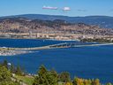 Une vue du pont sur le lac Okanagan entre West Kelowna et Kelowna Brititsh Columbia avec vue sur les toits de Kelowna