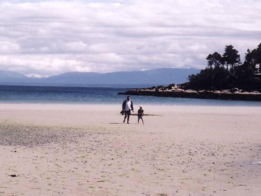 Les eaux chaudes et peu profondes du parc provincial Tribune Bay, sur l'île Hornby