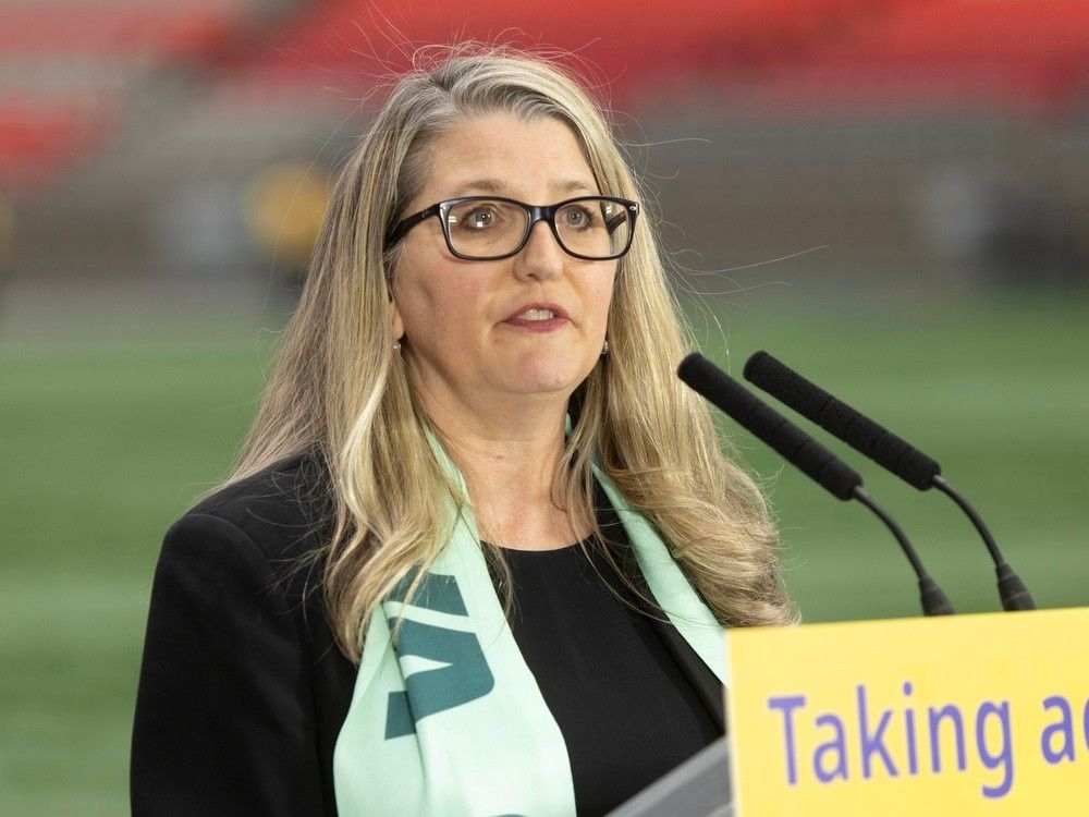 Лана Пофэм, министр туризма Британской Колумбии, во вторник сообщает обновленную информацию о расходах на совместное проведение чемпионата мира по футболу 2026 года.