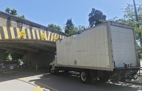 La passerelle piétonne du parc Stanley menacée par des camions surdimensionnés 4 Accident sur un pont au parc Stanley
