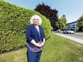 Pas d'ambulance après une demi-heure pour une femme de Colombie-Britannique — et aucune n'est disponible plus tard 2 Sandra Earle à l'endroit où elle gisait dans l'herbe, à l'angle de Henry Street et Resthaven Drive, à Sidney, en attendant l'arrivée d'une ambulance. Darren Stone, Times Colonist