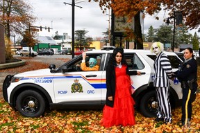 Dossiers sur la criminalité en Colombie-Britannique : Beetlejuice arrêté à Maple Ridge 2 La GRC de Ridge Meadows a arrêté « Betelgeuse », alias d'un suspect plus connu sous le nom de « Beetlejuice ». La police a partagé ces photos amusantes et mises en scène de l'arrestation le 31 octobre 2024, dans le cadre d'un rappel sur la sécurité à Halloween.