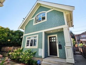 Эта недвижимость, расположенная по адресу 1848 West 14th Avenue в Ванкувере, была выставлена на продажу за 1 699 000 долларов и продана за 1 705 000 долларов.