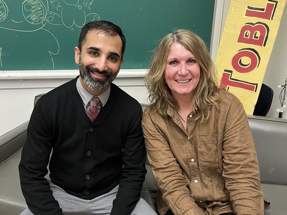 Gurpaul Sohal, directeur de l'école secondaire de Gladstone, et Shauna Mann, intervenante auprès des jeunes et des familles, qui abandonnent souvent son week-end pour acheter le programme de petits déjeuners de l'école financé par Adopt-A-School.