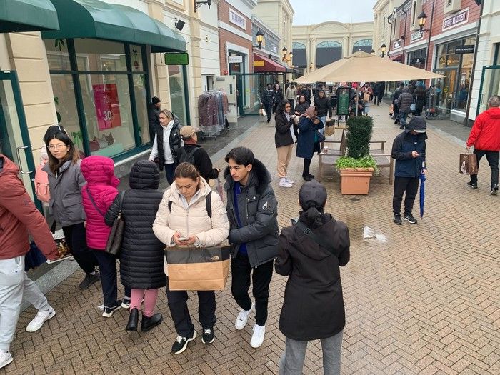  boxing day shoppers at mcarthurglen designer outlet in richmond on dec. 26, 2024.