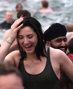 Pour certains, le Polar Bear Swim est bien plus qu'un remède contre la gueule de bois. 8 Scènes de la 105e baignade des ours polaires