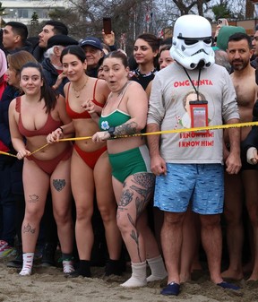 Pour certains, le Polar Bear Swim est bien plus qu'un remède contre la gueule de bois. 7 Scènes de la 105e baignade des ours polaires