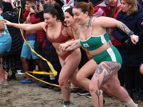 Pour certains, le Polar Bear Swim est bien plus qu'un remède contre la gueule de bois. 9 Scènes de la 105e baignade des ours polaires