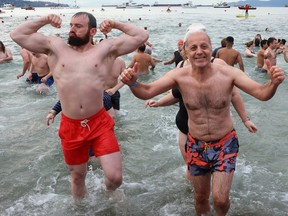 Pour certains, le Polar Bear Swim est bien plus qu'un remède contre la gueule de bois. 10 Scènes de la 105e baignade des ours polaires