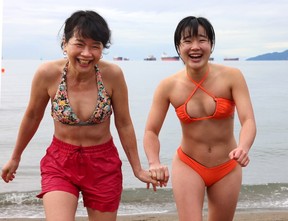Pour certains, le Polar Bear Swim est bien plus qu'un remède contre la gueule de bois. 2 Ann Kubota, nageuse matinale, et sa fille Zeneca Kubota lors de la 105e nage de l'ours polaire.