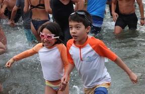 Pour certains, le Polar Bear Swim est bien plus qu'un remède contre la gueule de bois. 6 Scènes de la 105e baignade des ours polaires