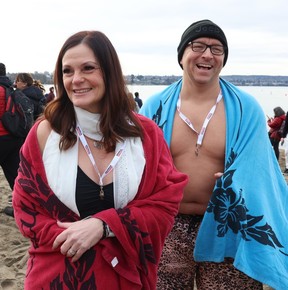 Pour certains, le Polar Bear Swim est bien plus qu'un remède contre la gueule de bois. 3 Nicole et Laurie Frerichs à la 105e nage des ours polaires.