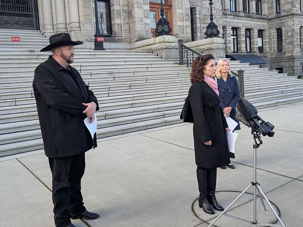   Le député provincial de Vancouver-Quilchena, Dallas Brodie (au centre), s'adressant aux médias avec ses collègues députés Tara Armstrong de Kelowna-Lake Country-Coldstream et Jordan Kealy de Peace River North.
