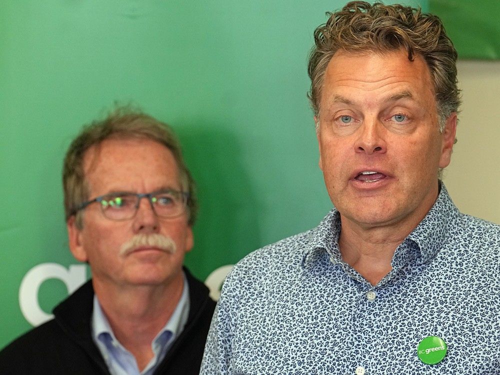   Les députés Rob Botterell, à gauche, et Jeremy Valeriote ont commencé à signer un accord de gouvernement responsable qui donne au NPD leur soutien sur certaines requêtes de confiance en échange d'une coopération sur des priorités spécifiques, telles qu'un examen accéléré du plan d'action CleanBC.