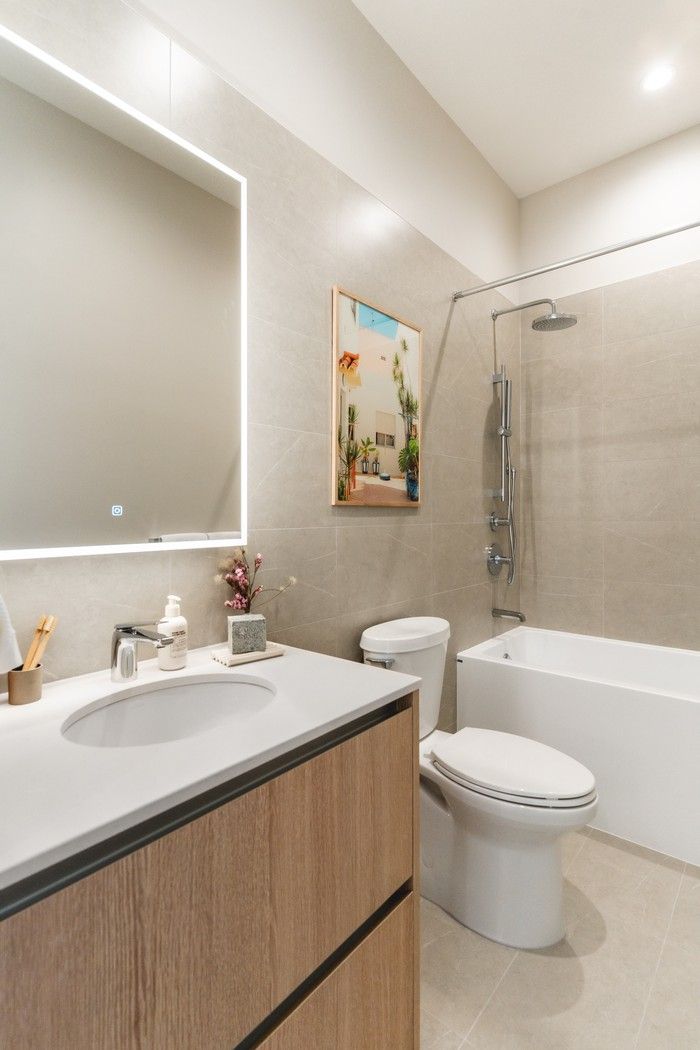 The bathroom in a Signature at River Green one-bedroom showsuite featuring its Sunlit Dream colour palette.