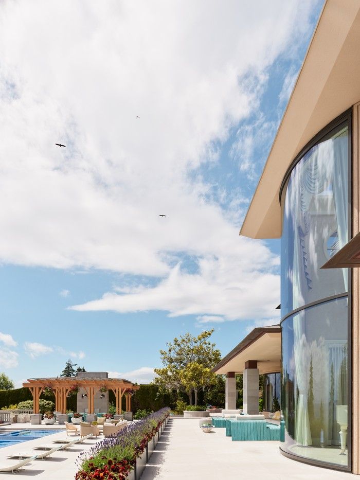  As part of the project, the client opted to replace the home’s aging back multi-panel windows with storey-high curved glass panes manufactured in Belgium.