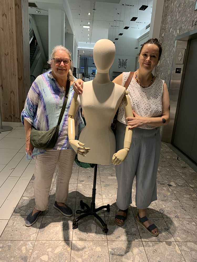   Sharon Best (à gauche) et Sarah Bromfield avec un mannequin Bromfield ont acheté lors de la vente de faillite de la baie au centre-ville de Vancouver, le 28 mai 2025.