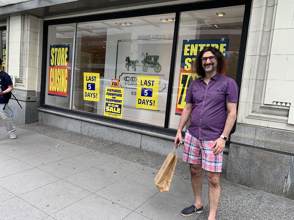   Niels Bilou à l'extérieur du magasin du centre-ville de la baie, 28 mai 2025.