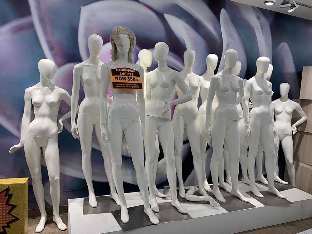   Mannequins féminines au magasin Hudson's Bay au 674 Granville Street au centre-ville de Vancouver, le 28 mai 2025.