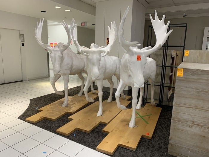   Moose Mannequins au magasin Hudson's Bay au 674 Granville Street au centre-ville de Vancouver, le 28 mai 2025.