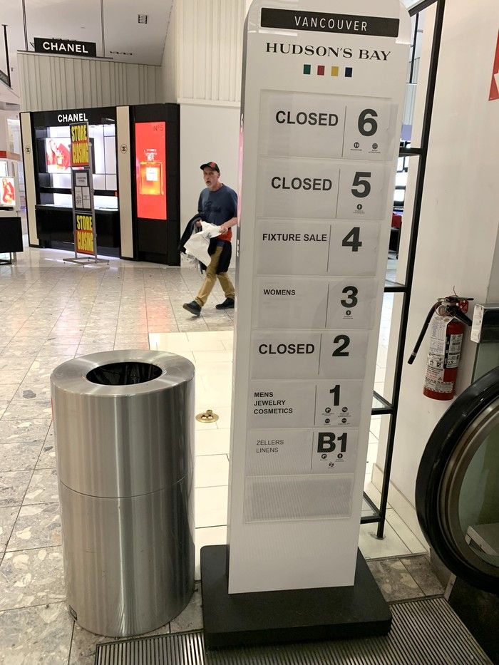   Un panneau au magasin Hudson's Bay au centre-ville de Vancouver, le 28 mai 2025.