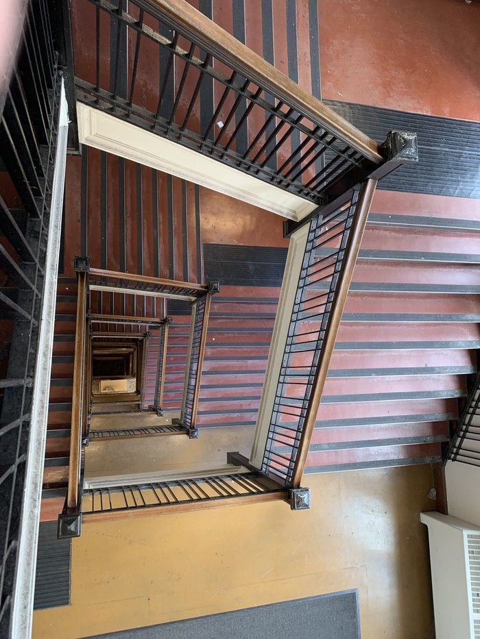   Vue sur l'escalier du magasin Hudson's Bay au 674 Granville Street au centre-ville de Vancouver, le 28 mai 2025. Cela montre la vue regardant vers le bas du sixième étage.