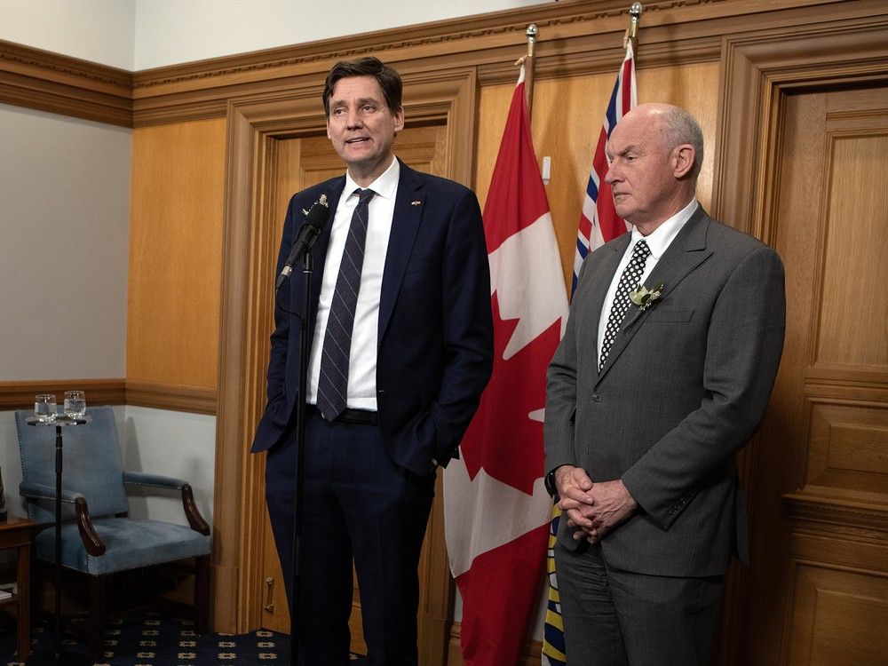 Le premier ministre David Eby et Mike Farnworth, qui est maintenant leader du gouvernement, en février 2025. La session législative s'est terminée cette semaine avec le Premier ministre utilisant tout le capital politique à sa disposition pour pousser la législation controversée à la voie rapide, malgré la condamnation des dirigeants autochtones et des gouvernements locaux.
