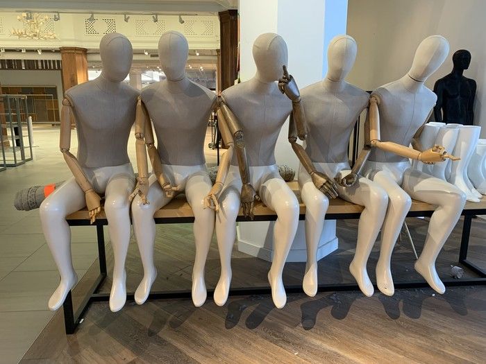   Mannequins masculins au magasin Hudson's Bay au centre-ville de Vancouver. Quelqu'un les a organisés afin qu'ils ressemblent aux travailleurs du célèbre déjeuner photo de 1932 au sommet d'un gratte-ciel au bâtiment RCA au Rockefeller Center à New York.