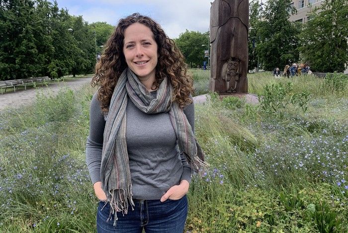   Sarah Benson-Amram, chercheur de Coyote de l'UBC, dont l'équipe surveille les animaux de Vancouver.