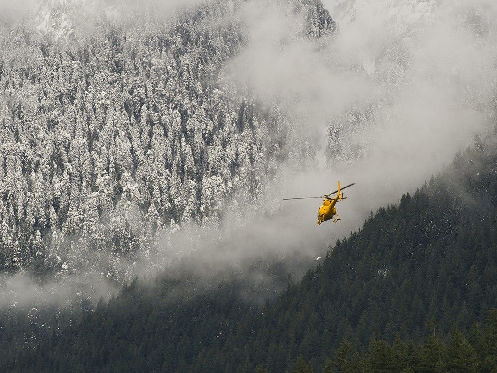   Une photographie de fichier montre un hélicoptère de recherche et de sauvetage peu de temps après le décollage près du barrage de Cleveland à North Vancouver en 2016.